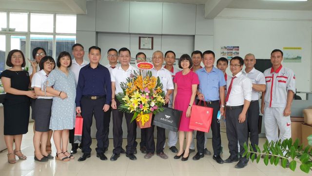 Đại gia đình Newway chúc mừng sinh nhật anh Trần Trung Dũng – Giám đốc xưởng Dịch vụ Hoài Đức