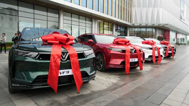 VinFast chính thức bàn giao xe VF 9 cho khách hàng